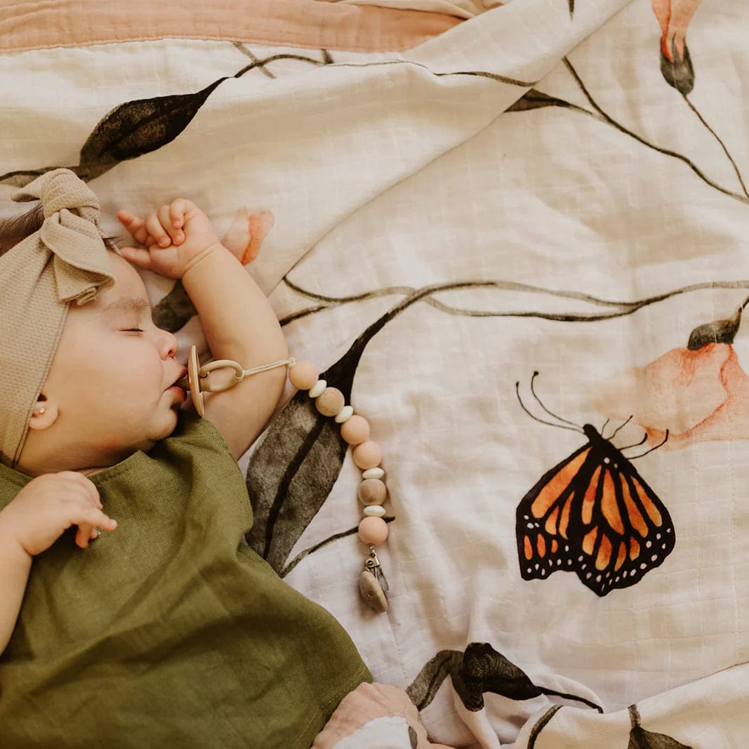 https://www.biomestores.com/cdn/shop/files/snug-as-a-bub-co-organic-snuggly-blanket-fly-away-butterfly-saab-snug-fly-baby-child-53964643139812.webp?v=1687826681&width=1445